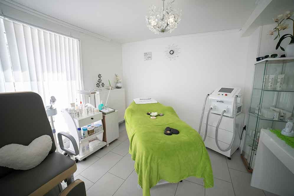Top Canadian Suppliers for Massage Tables Linens and PPE in 2025
